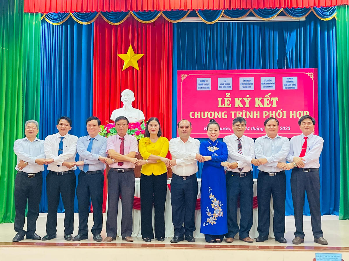 Đại biểu chụp hình lưu niệm thể hiện sự quyết tâm cao trong công tác phối hợp.