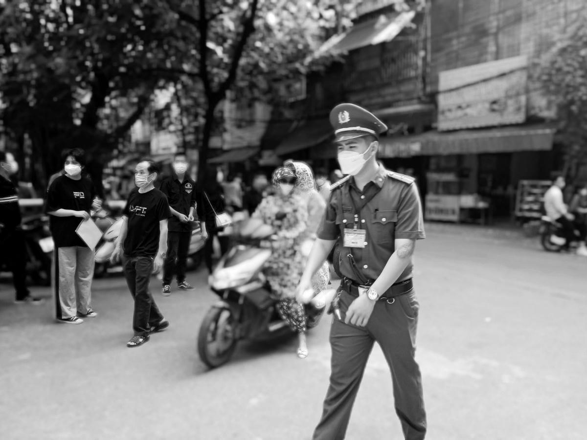 Cảnh sát phân luồng giao thông ở điểm thi THPT Trương Định.