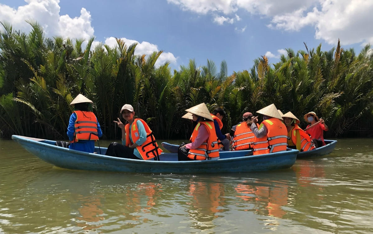 Du khách tham quan một điểm du lịch ở Quảng Ngãi.