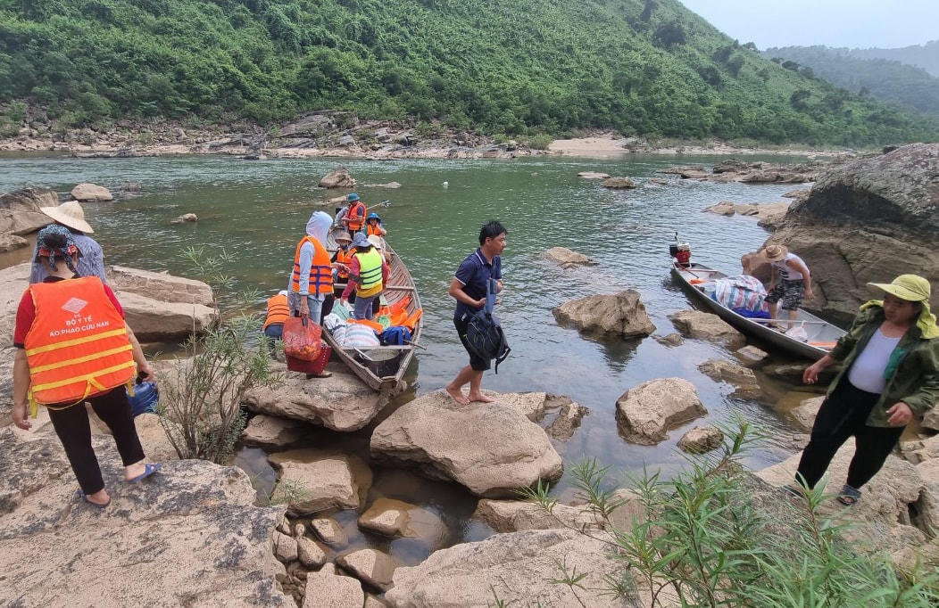 Các cô thầy cắm bản ở điểm trường Hôi Rấy, Nước Đắng phải di chuyển bằng đò để đến trường.