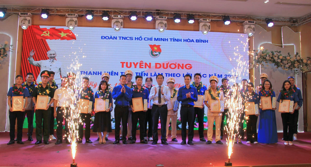 Ban Thường vụ Tỉnh đoàn Hòa Bình tuyên dương 24 thanh niên tiên tiến làm theo lời Bác năm 2023.