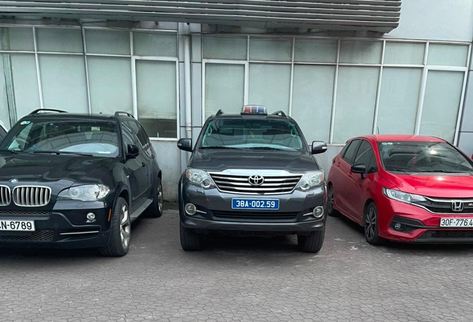 Xe biển xanh của BQL Khu kinh tế Hà Tĩnh đỗ tại gara khách sạn Công Đoàn ở Hà Nội.