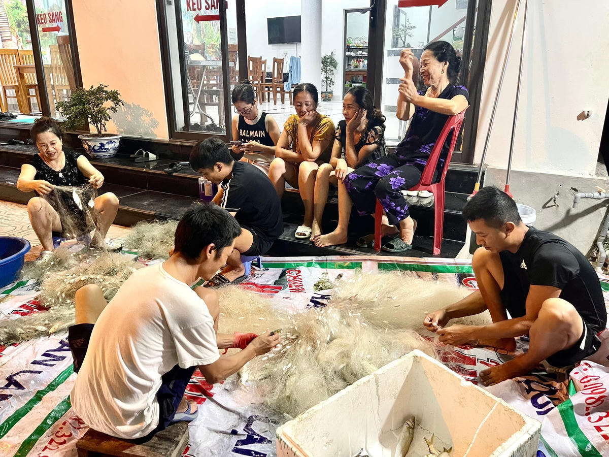 Gia đình anh Trương Công Dũng (chủ nhà nghỉ Dũng Hương, Quan Lạn) quây quần bên nhau, cùng trò truyện về “chiến lợi phẩm” của buổi đánh bắt lúc chiều muộn.