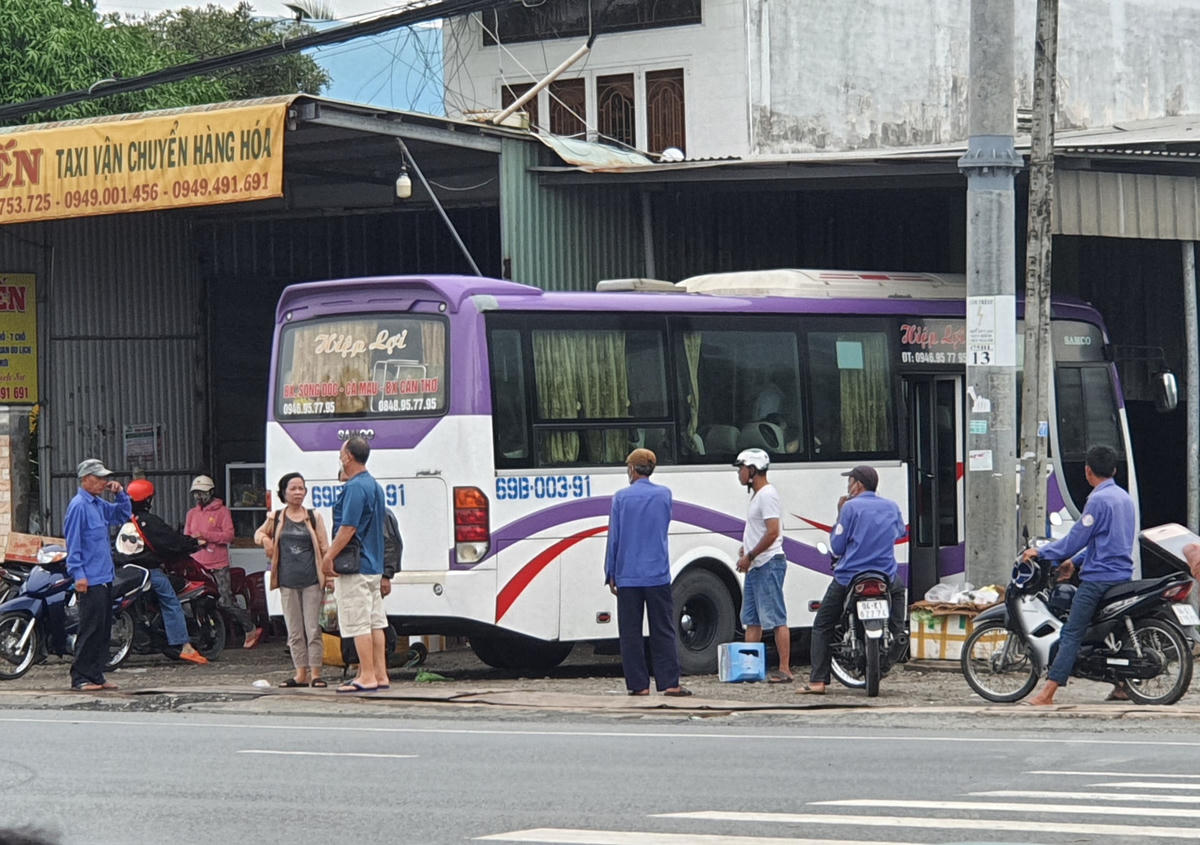 Đối diện cây xăng Châu Hưng ở khu vực Vòng xoay Ngã Năm một “bến cóc” thường xuyên hoạt động, đón trả khách khiến tình trạng bát nháo.