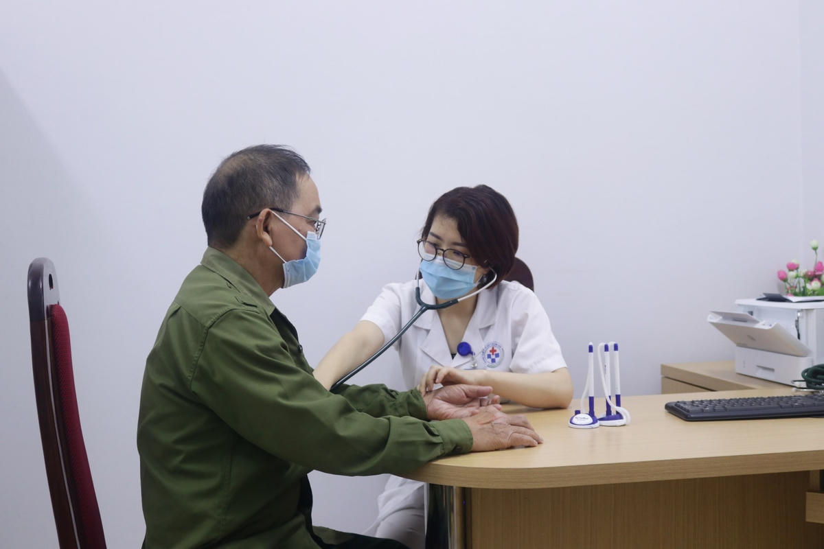 Điều trị bệnh nhân ngộ độc thuốc hạ huyết áp tại Bệnh viện đa khoa tỉnh Vĩnh Phúc. Ảnh: BVCC.