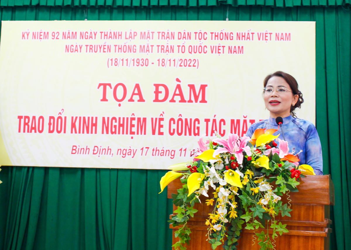 Bà Nguyễn Thị Phong Vũ, Trưởng ban Ban Dân vận Tỉnh ủy, Chủ tịch Ủy ban MTTQ Việt Nam tỉnh Bình Định phát biểu tại buổi tọa đàm.