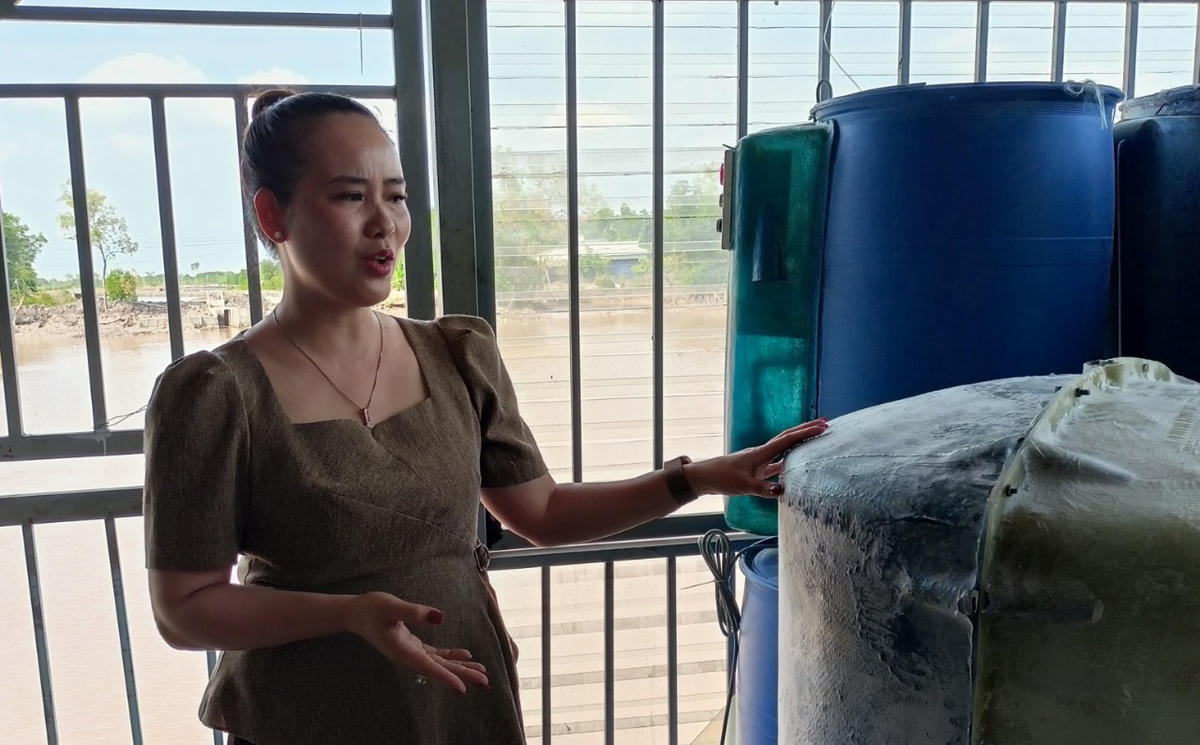 Chị Ngân bên chiếc máy ủ vi sinh do gia đình nghiên cứu tự sáng chế.