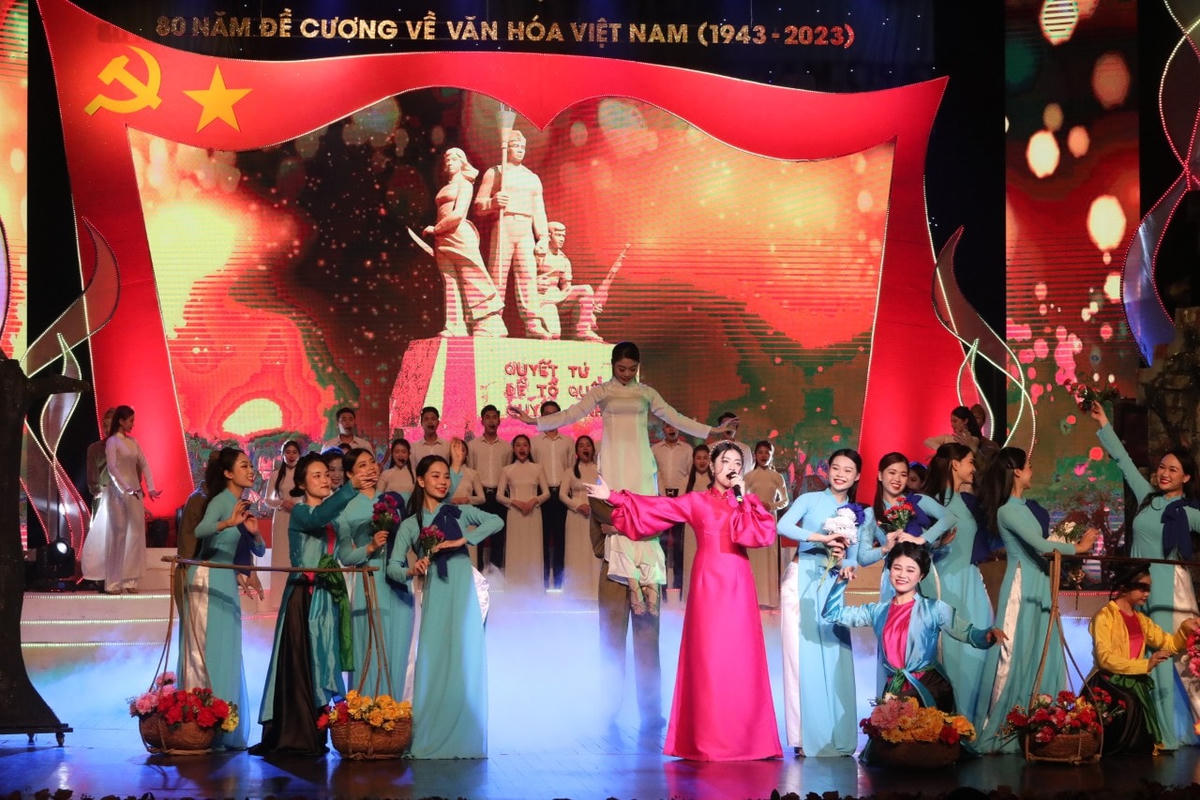 Chương trình nghệ thuật đặc biệt “Đề cương về văn hóa Việt Nam – Những dấu ấn lịch sử”. (ảnh: Khiếu Minh).