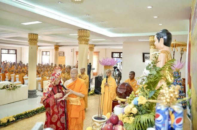 Hòa thượng Thích Tánh Nhiếp cử hành nghi thức Phật đản.