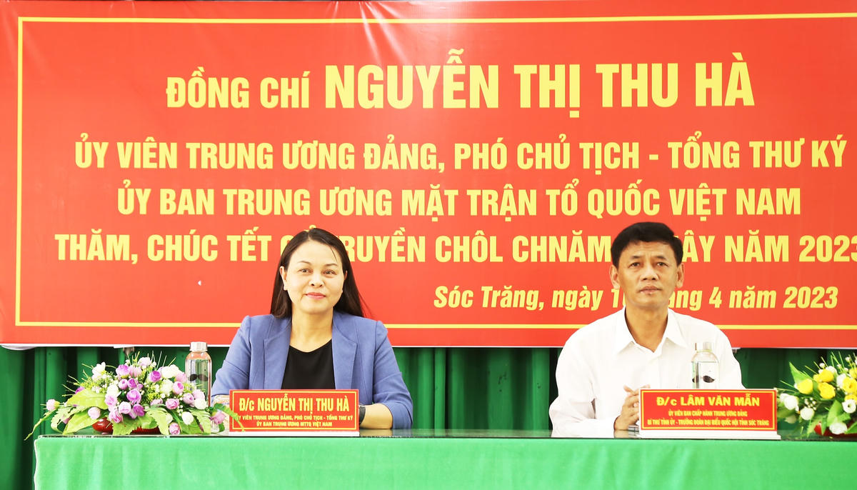Phó Chủ tịch – Tổng Thư ký Nguyễn Thị Thu Hà và Bí Thư tỉnh ủy Sóc Trăng Lâm Văn Mẫn dự buổi thăm hỏi, chúc Tết bà con đồng bào Khmer. 