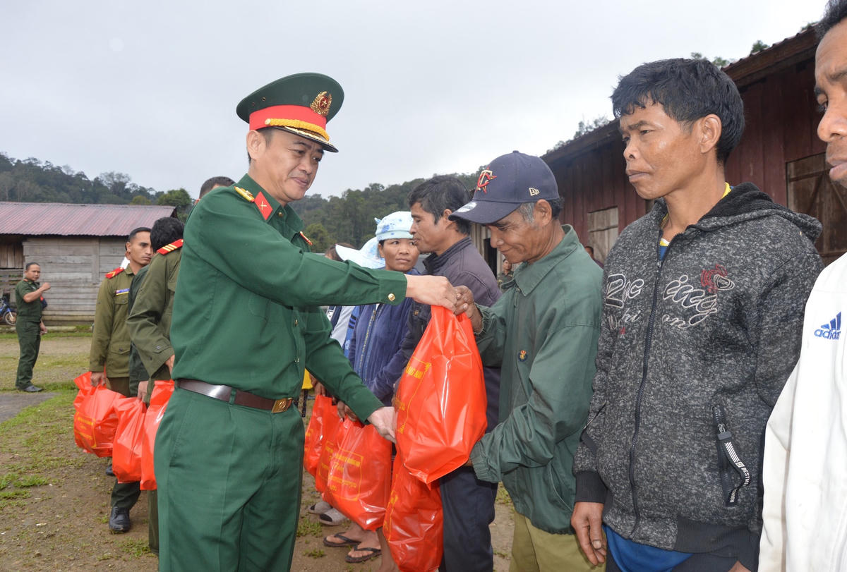Đoàn công tác tỉnh Quảng Nam tặng quà người dân huyện Đắk Chưng. 