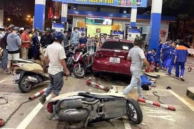Tại hiện trường ghi nhận, các phương tiện bị hất văng xa, hư hỏng nặng.