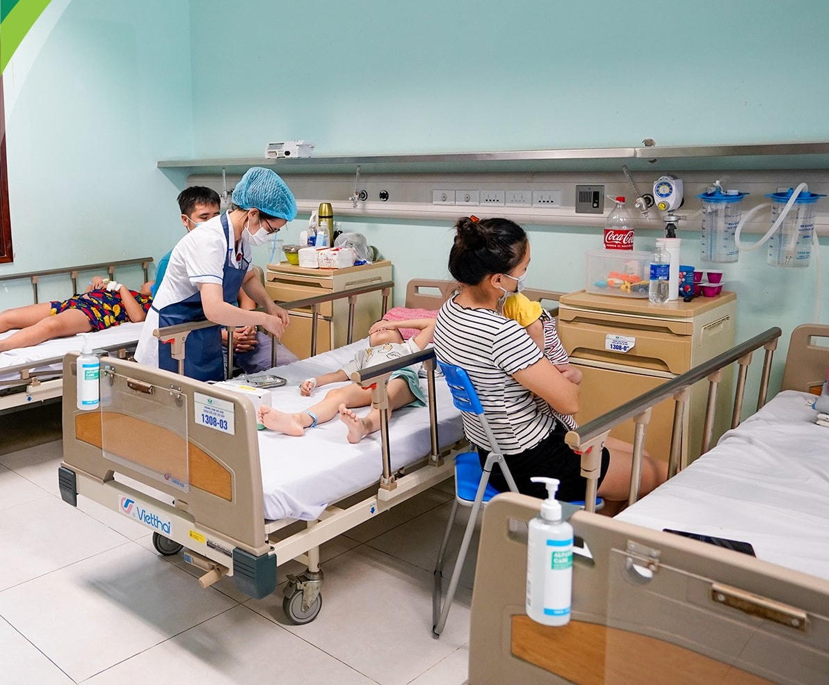 Bệnh nhi điều trị Adenovirus. Ảnh: BV Nhi Trung ương.