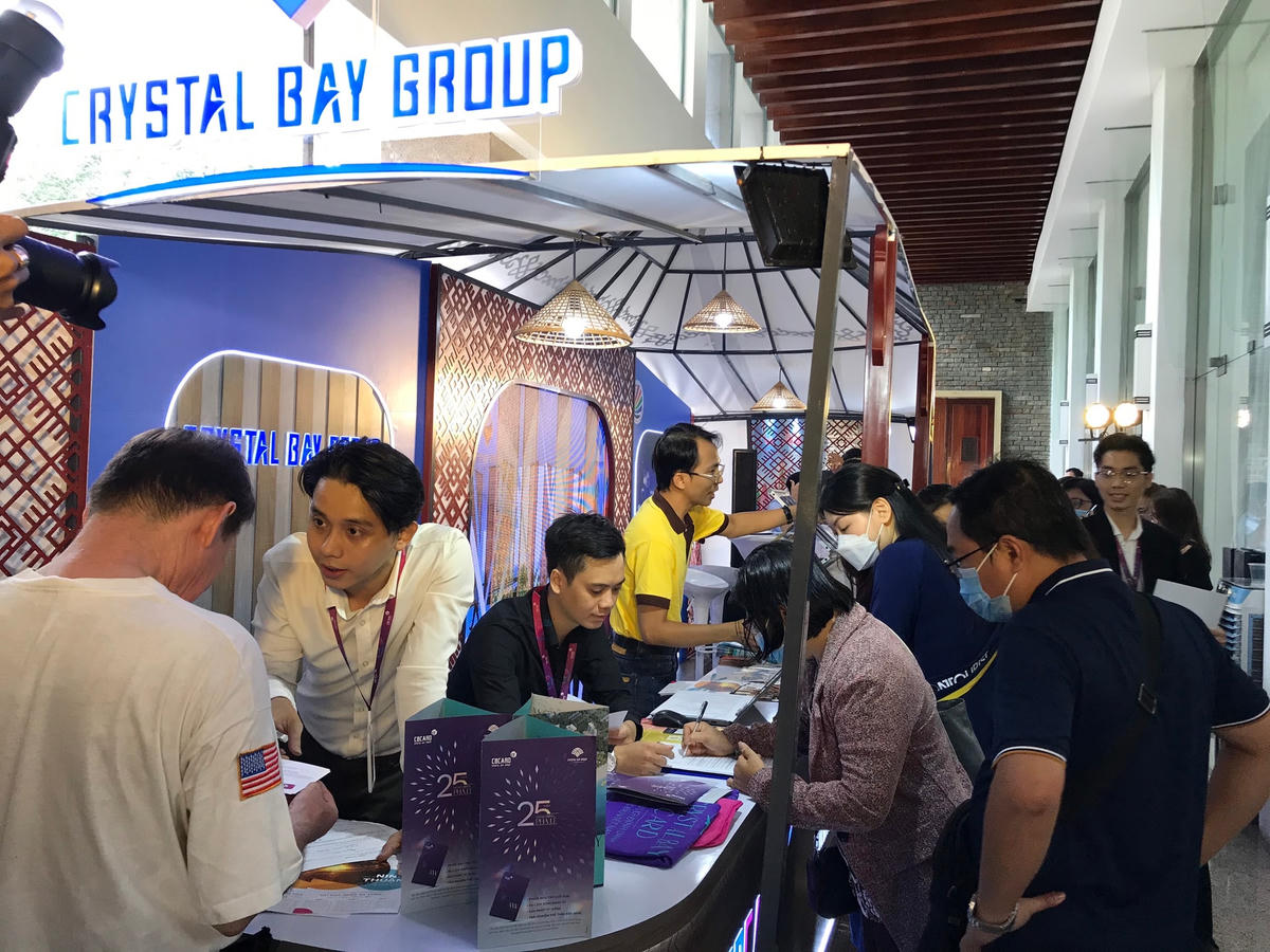 Hoạt động chia sẻ, trao đổi và tìm hiểu thông tin liên kết địa phương tại diễn đàn du lịch. (Ảnh: Anh Đức).