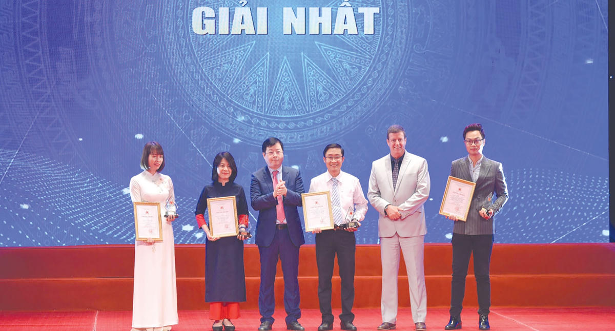 Đại diện nhóm tác giải Giải Nhất- Giải Báo chí toàn quốc Vì sự nghiệp Giáo dục Việt Nam nhận giải.