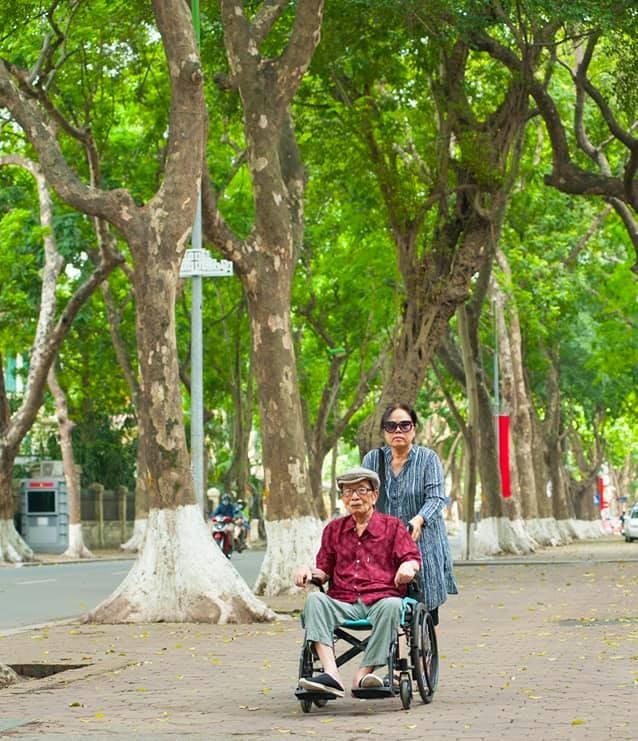 Nhiều người vẫn bắt gặp hình ảnh quen thuộc nhà biên kịch Lê Phương được nhà biên kịch Trịnh Thanh Nhã đẩy xe lăn đi dạo trên đường Phan Đình Phùng.