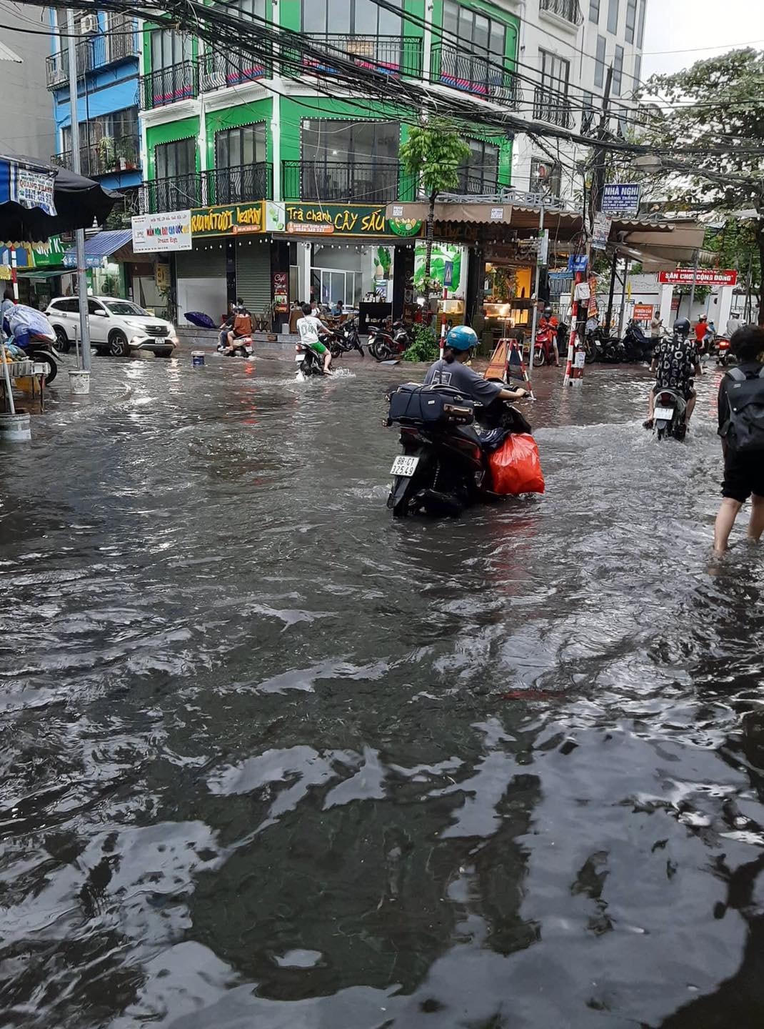 Nhiều phương tiện chết máy giữa đường, chủ nhân phải dắt bộ trong cơn mưa .