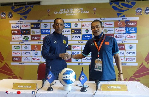 Huấn luyện viên U19 Việt Nam và Malaysia tham dự cuộc họp báo trước trận bán kết U19 Đông Nam Á 2022. (Ảnh: VFF).