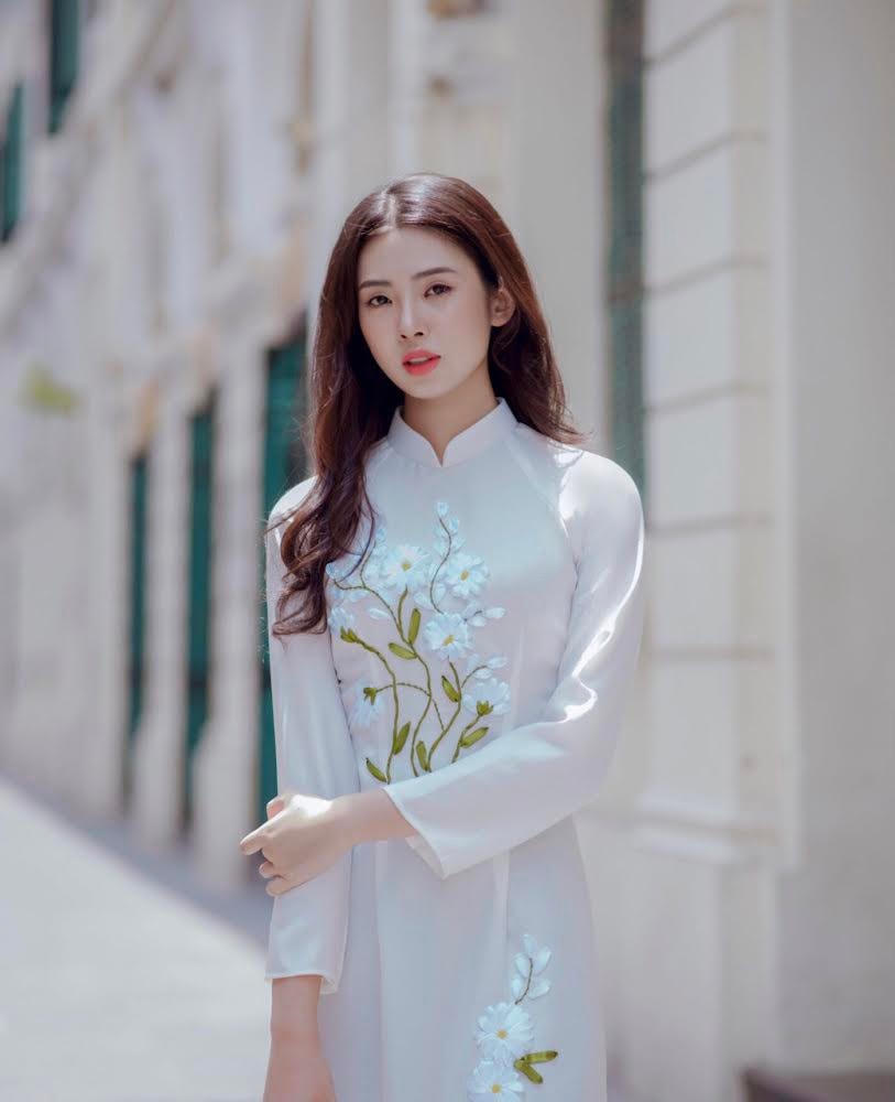 Thí sinh Trần Khánh Linh gây chú ý nhờ gương mặt khả ái, giọng nói nhẹ nhàng. 