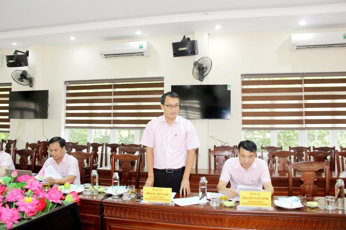 Đại diện lãnh đạo 2 đơn vị trao đổi, đóng góp thêm các ý kiến nhằm hoàn thiện chương trình phối hợp đạt hiểu quả cao. Ảnh: Điền Bắc.