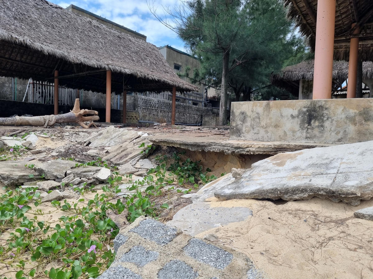 Nhiều mảng bê tông bị sóng đánh nằm ngoài mép biển, hệ thống dầm, trụ nứt, gãy, bị cát biển vùi lấp. Điều đáng nói hơn, nhiều vị trí bị biển xâm thực xói mòn vào sát hàng quán của người dân và chỉ cách tuyến đường Trương Pháp khoảng 50m.