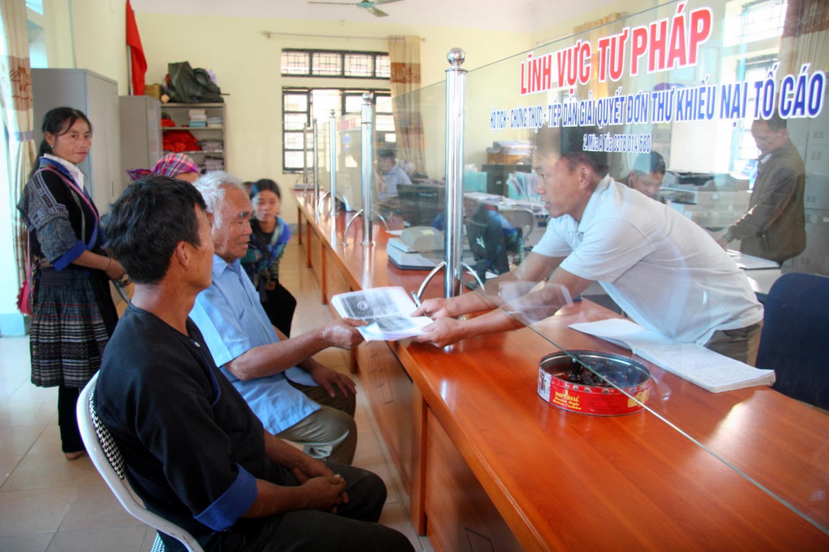 Cán bộ bộ phận “một cửa” huyện Than Uyên trả kết quả giải quyết thủ tục hành chính cho người dân.