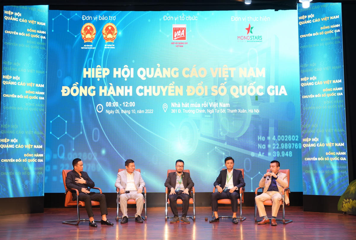 Diễn giả chia sẻ kinh nghiệm Chuyển đổi số trong lĩnh vực quảng cáo trên các ứng dụng mạng xã hội.