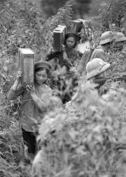 Chi đoàn thanh niên huyện Lộc Bình (Lạng Sơn) vận chuyển đạn lên chốt, góp phần cùng bộ đội đánh trả các đợt lấn chiếm của địch. Ảnh: Đình Trân/TTXVN.