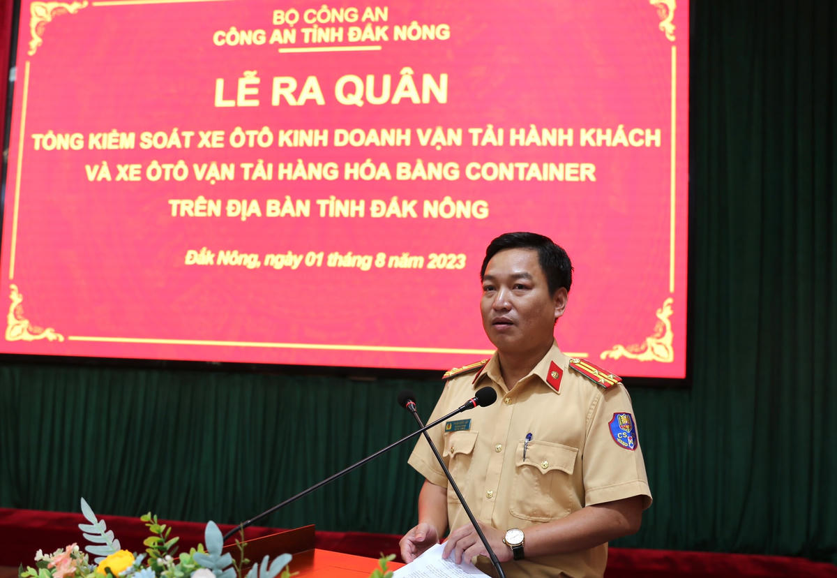Thượng tá Phạm Quốc Lập, Trưởng phòng CSGT Công an tỉnh triển khai kế hoạch ra quân.