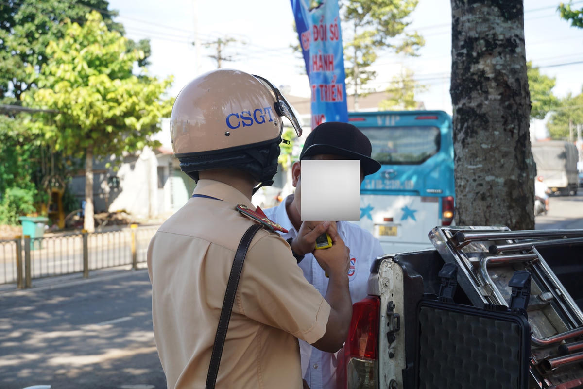 Kiểm tra nồng độ cồn tài xế xe khách thời điểm sáng sớm. Ảnh: Mạnh Thìn.