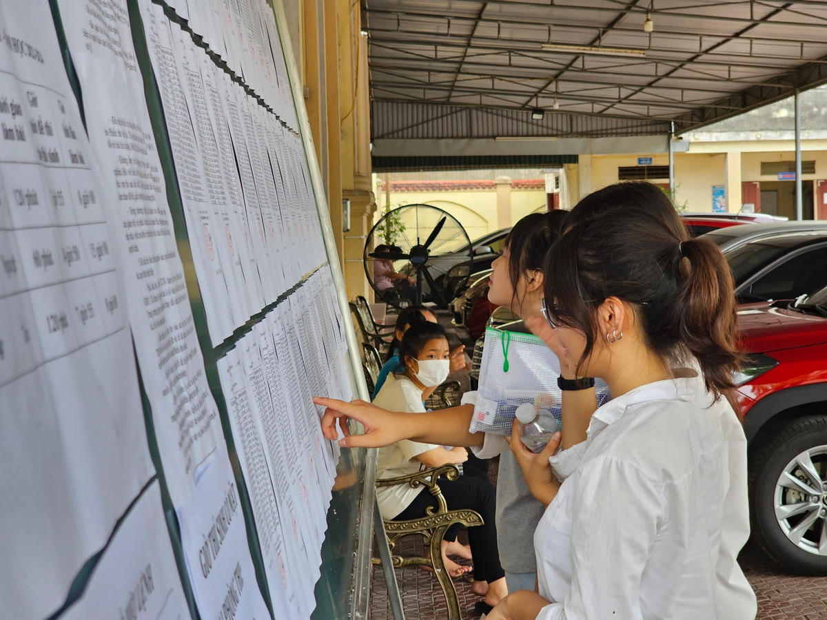 Xem lại số báo danh, phòng, lớp trước lúc vào thi môn Ngữ Văn trong sáng ngày 5/6.