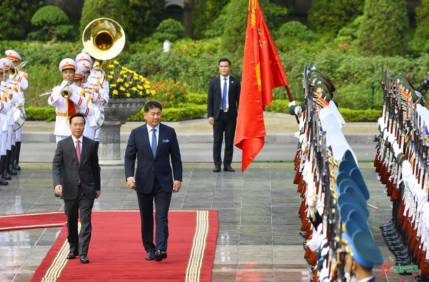 Chủ tịch nước Võ Văn Thưởng và Tổng thống Mông Cổ Ukhnaagiin Khurelsukh duyệt Đội danh dự Quân đội nhân dân Việt Nam.