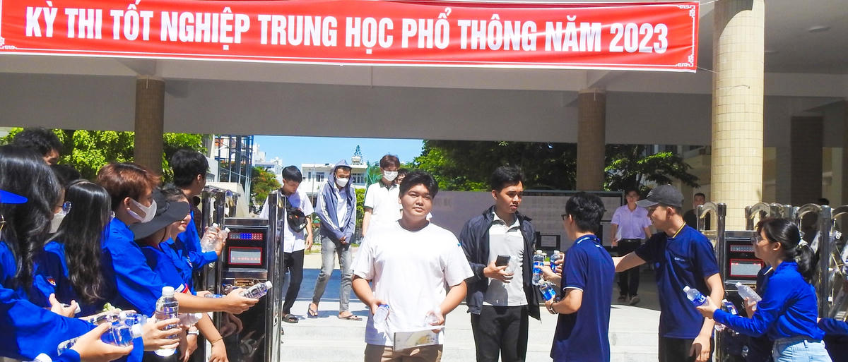 Thí sinh tự tin rời phòng thi tại điểm thi trường THPT Phan Châu Trinh, Đà Nẵng. Ảnh B.Nguyên.