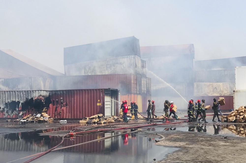 Lực lượng cứu hộ cố gắng trục vớt những phần còn lại khi khói tiếp tục bốc ra từ các container tại Kho container nội địa BM. Ảnh: AP.