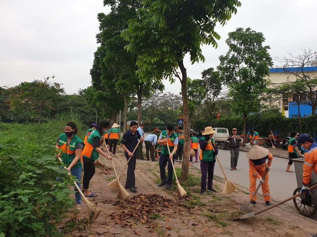 Bà con nhân dân trên địa bàn tỉnh ra quân bảo vệ môi trường.