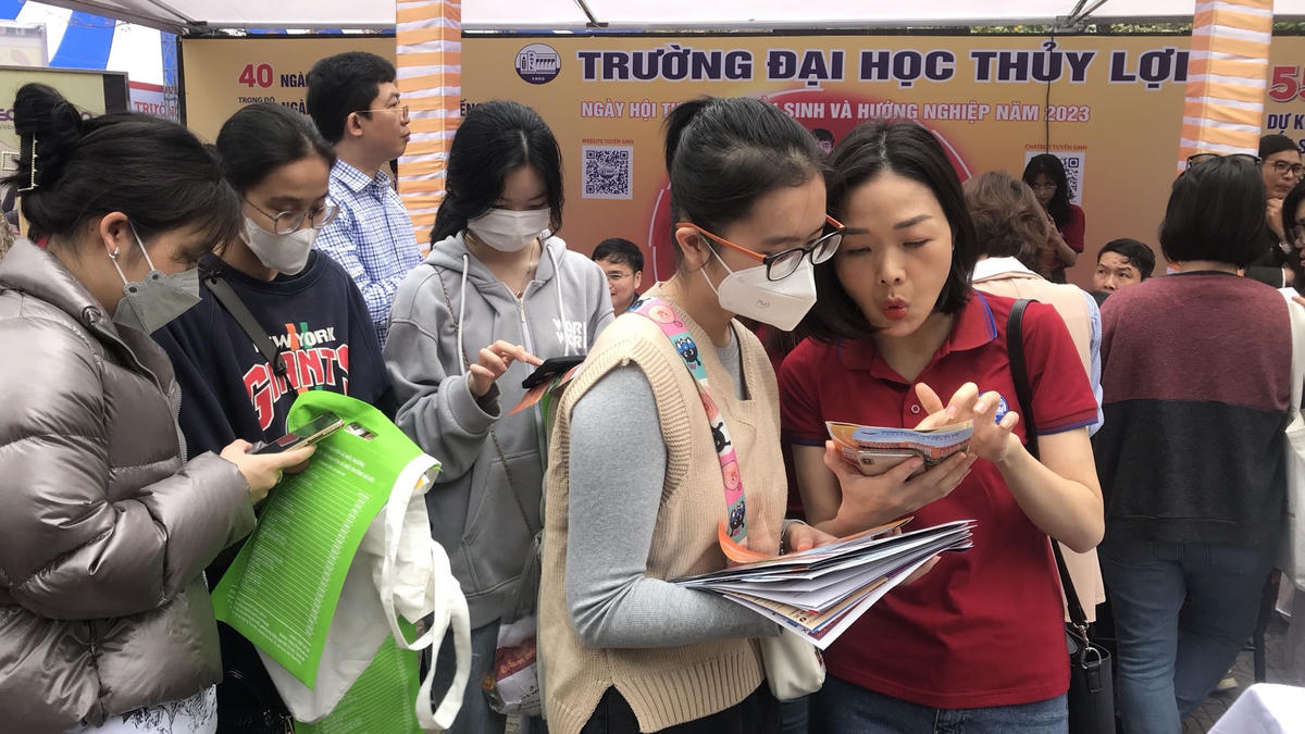 Các chuyên gia trực tiếp trả lời các câu hỏi, giải đáp thắc mắc của học sinh và phụ huynh về thông tin tuyển sinh, kỳ thi đánh giá năng lực, tư duy năm 2023, tư vấn lựa chọn phương thức tuyển sinh, chọn ngành, chọn trường…