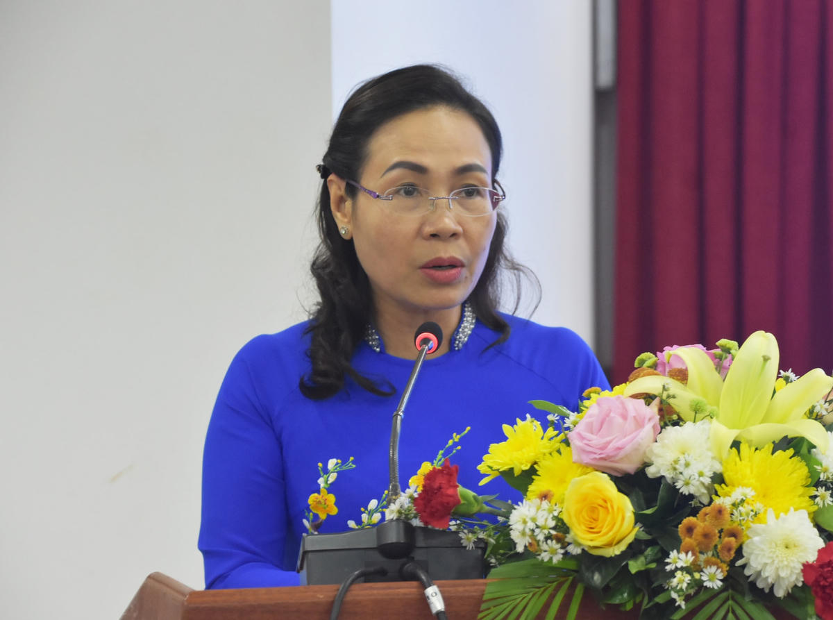 Bà Phạm Thị Hân, Chủ tịch Ủy ban MTTQ tỉnh Quảng Bình phát biểu tại Hội nghị.