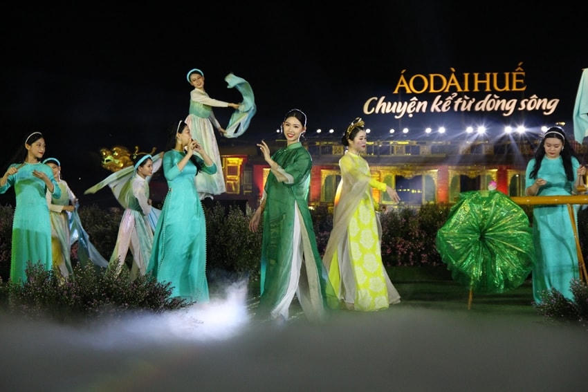 Festival Áo dài Huế - Chuyện kể từ dòng sông. Ảnh: N.Minh.