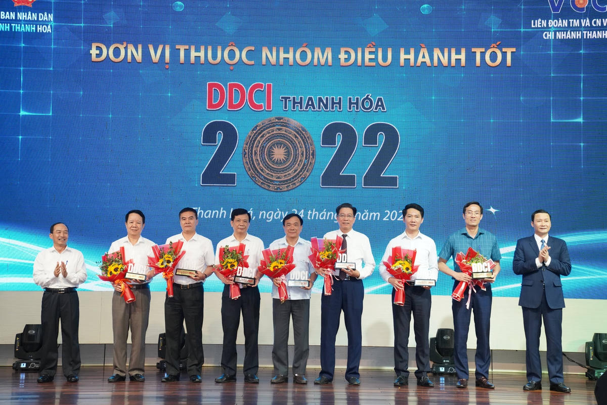 Ông Đỗ Minh Tuấn, Chủ tịch UBND tỉnh (đứng cuối cùng bên phải) trao biểu trưng top đầu cho nhóm các sở, ngành.