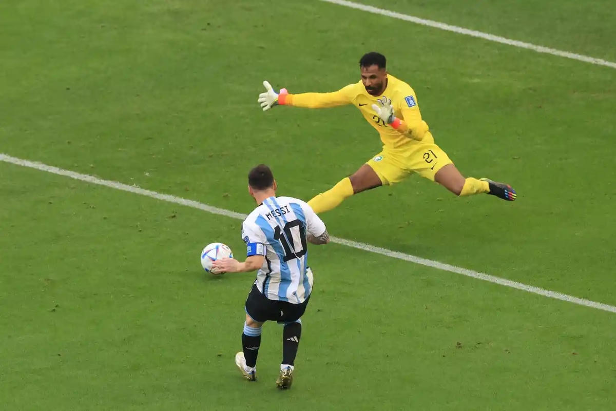 Messi có cơ hội ghi bàn mở tỉ số nhưng không chiến thắng được thủ thành Al Owais