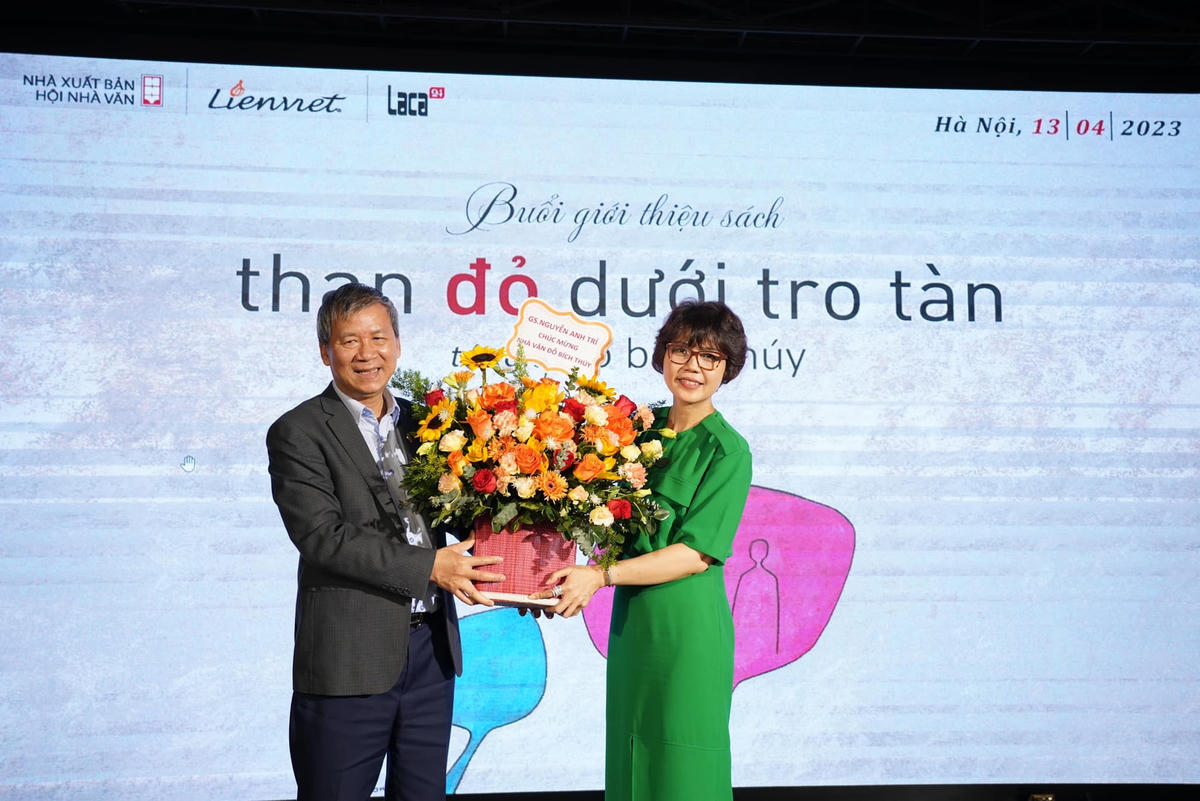 GS.TS Nguyễn Anh Trí tặng hoa chúc mừng nhà văn Đỗ Bích Thúy tại buổi ra mắt tập tản văn “Than đỏ dưới tro tàn”  