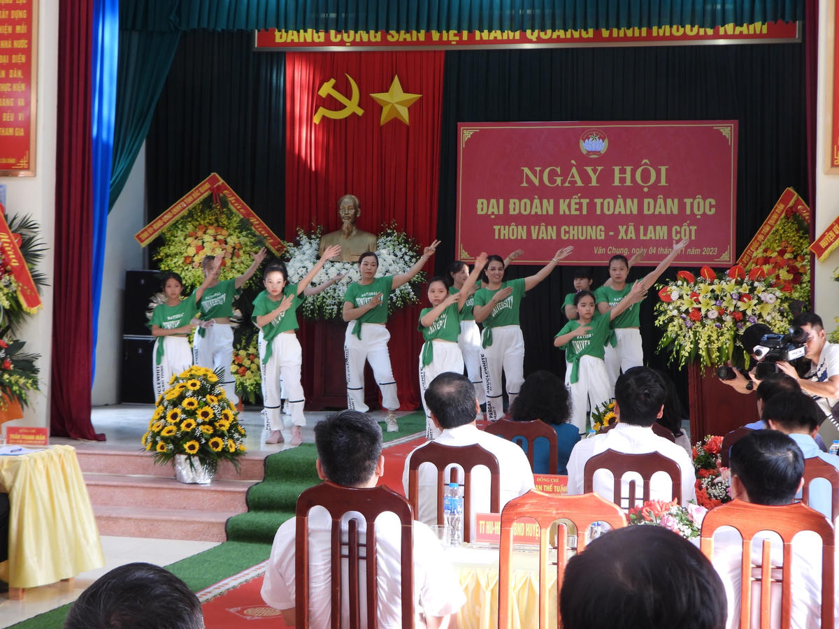 Phó Chủ tịch Thường trực Quốc hội Trần Thanh Mẫn dự Ngày hội Đại đoàn kết tại Bắc Giang