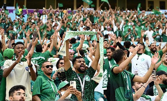 Các CĐV Saudi Arabia vỡ òa trong cảm xúc.