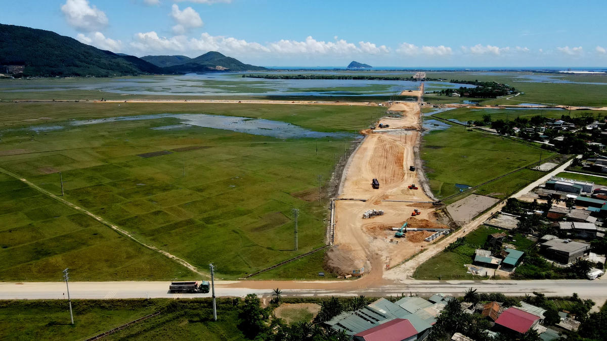 Đất chở từ mỏ đá được đổ cho nhiều công trình, dự án.