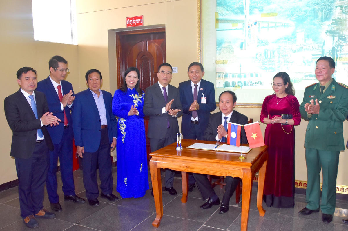 Phó Chủ tịch – Tổng Thư ký Lê Tiến Châu ghi sổ lưu niệm tại Bảo tàng Liên minh chiến đấu Lào - Việt Nam.