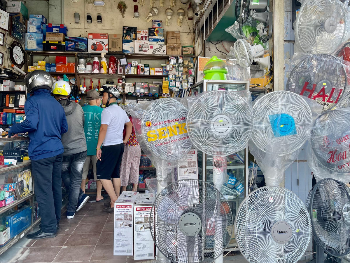 Là mặt hàng "hot" trong thời điểm nắng nóng kéo dài nên các loại quạt điện đều được trưng bày ở chỗ dễ thấy nhất tại các cửa hàng.