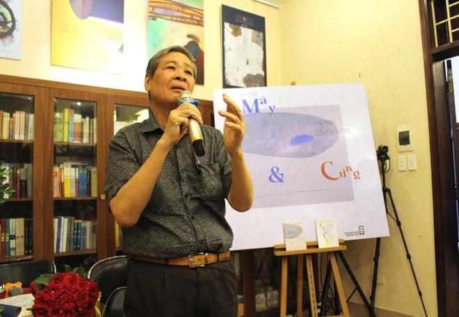 Nhà thơ Nguyễn Thụy Kha trong buổi ra mắt hai tập thơ mới ngày 26/11/2020. (Ảnh: Minh Anh/Vietnam+)