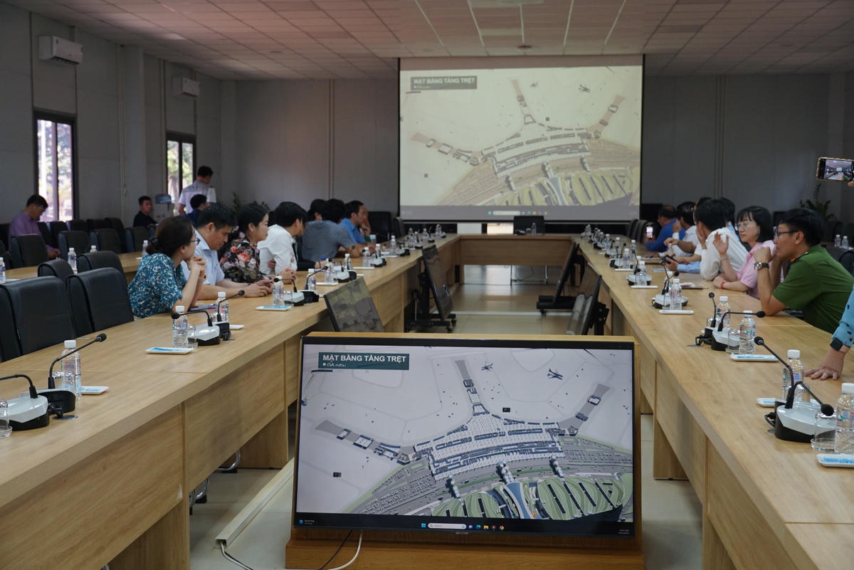 Đoàn công tác xem phim giới thiệu về dự án. Ảnh: Mạnh Thìn.