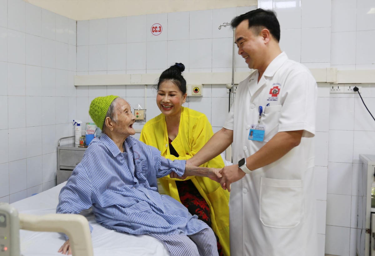 Niềm vui của cụ bà 107 tuổi khi phẫu thuật thành công.
