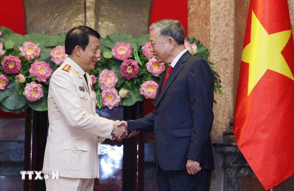 Tổng Bí thư, Chủ tịch nước Tô Lâm chúc mừng Đại tướng Lương Tam Quang, Ủy viên Bộ Chính trị, Bí thư Đảng ủy Công an Trung ương, Bộ trưởng Bộ Công an. (Ảnh: Lâm Khánh/TTXVN) TTXVN_2010 Tong bi thu quan ham 3.jpg